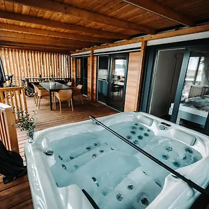 Sea House Shade, Pool & Jacuzzi - Privilege Point & Ferienhaus Selce
